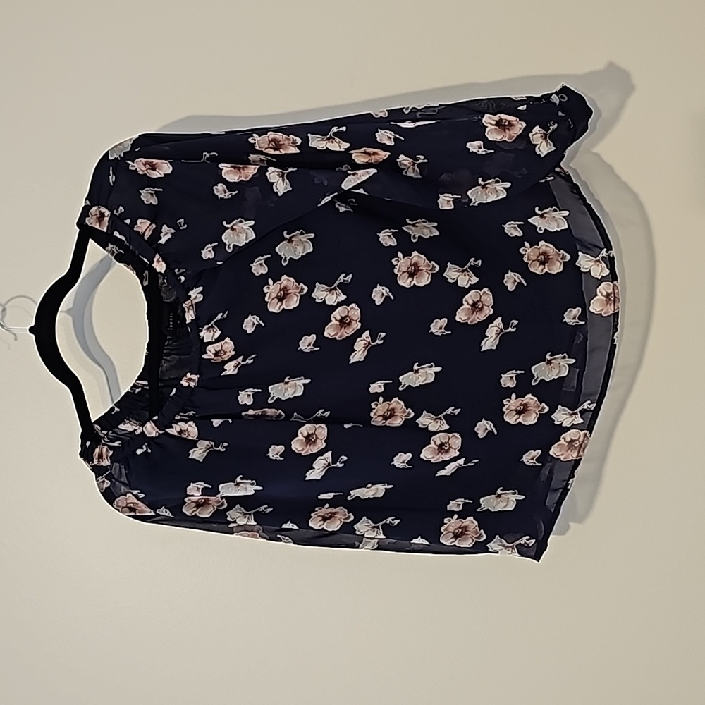 Lumiere woman's navy floral top size small
